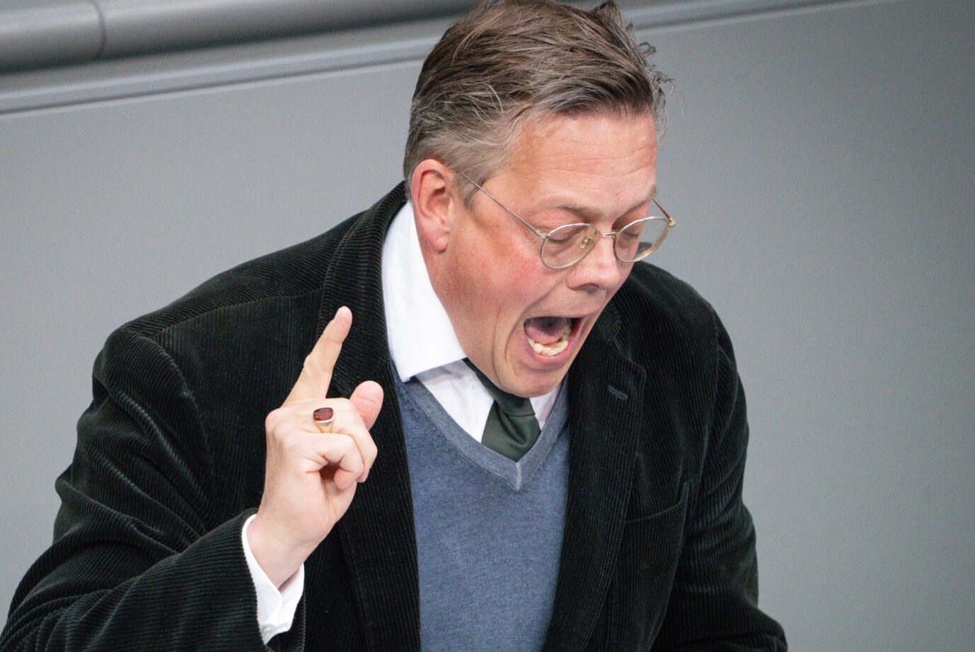 Der Grünen-Politiker Konstantin von Notz glaubt, Frauke Brosius-Gersdorf sei Opfer einer aus dem Ausland gesteuerten Verschwörung geworden.
