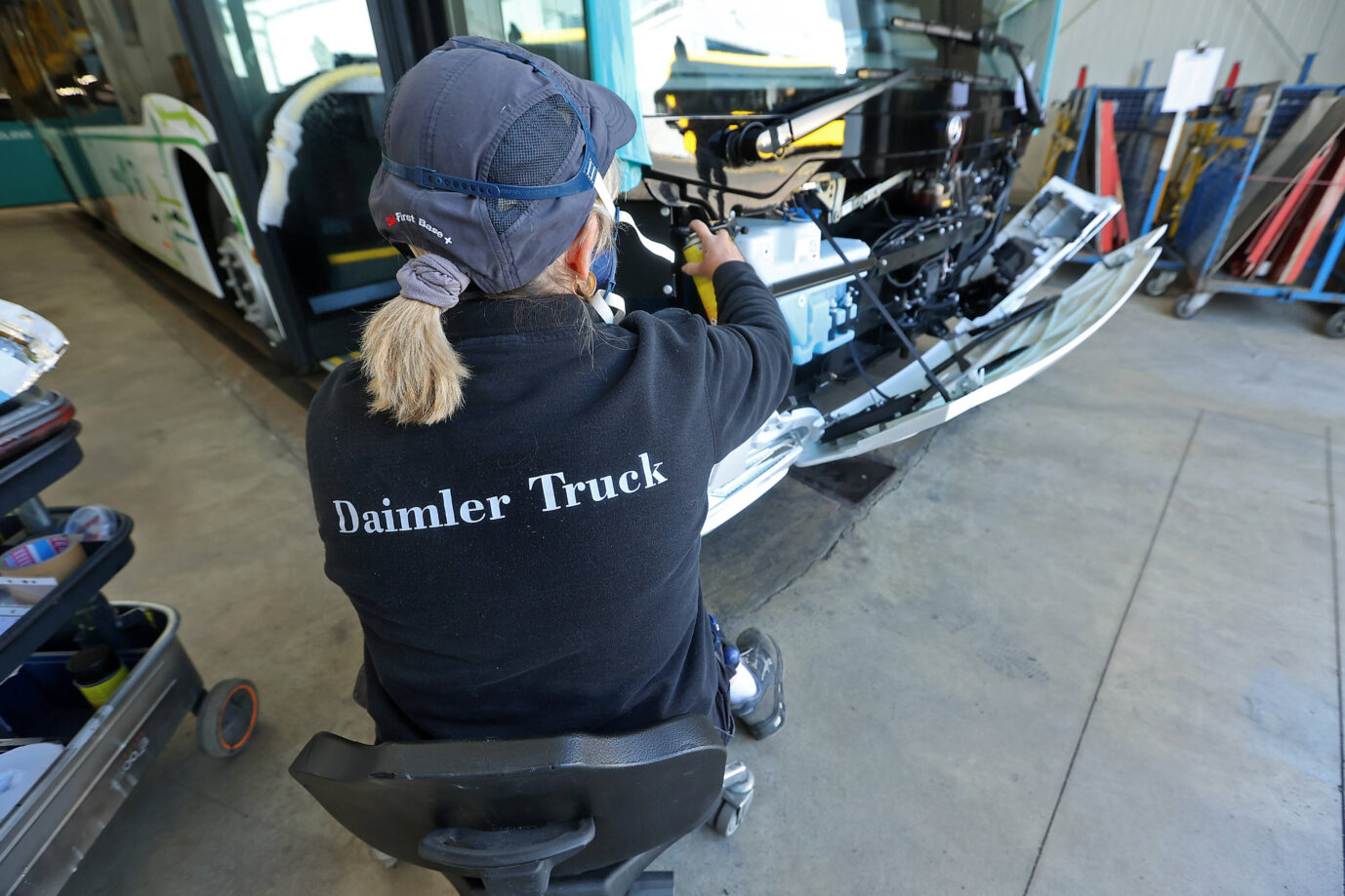 Das Bild zeigt eine Angestellte von Daimler Truck bei der Arbeit.