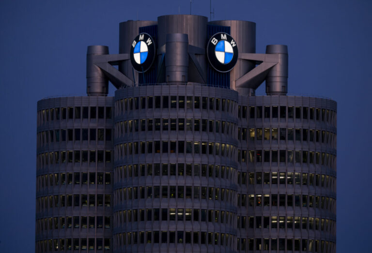 Dunkle Zeiten brechen auch für BMW – hier die Konzernzentrale in München – an.