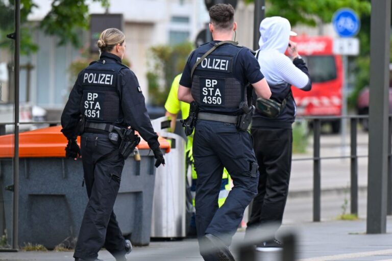 Dublin-Verfahren: Bundespolizisten kontrollieren an der deutsch-französischen Grenze einen Migranten.