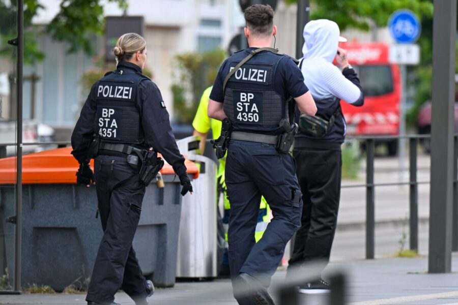 Dublin-Verfahren: Bundespolizisten kontrollieren an der deutsch-französischen Grenze einen Migranten.