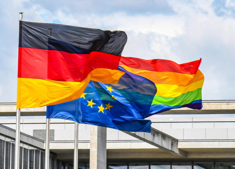 Deutsche Fahne, EU-Fahne und Regenbogenfahne wehen im Regierungsviertel in Berlin. Foto: Winfried Rothermel