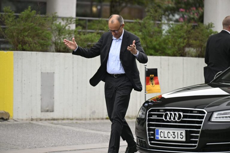 Bundeskanzler Friedrich Merz mit Dienstwagen – hier bei einem Besuch in Finnland.