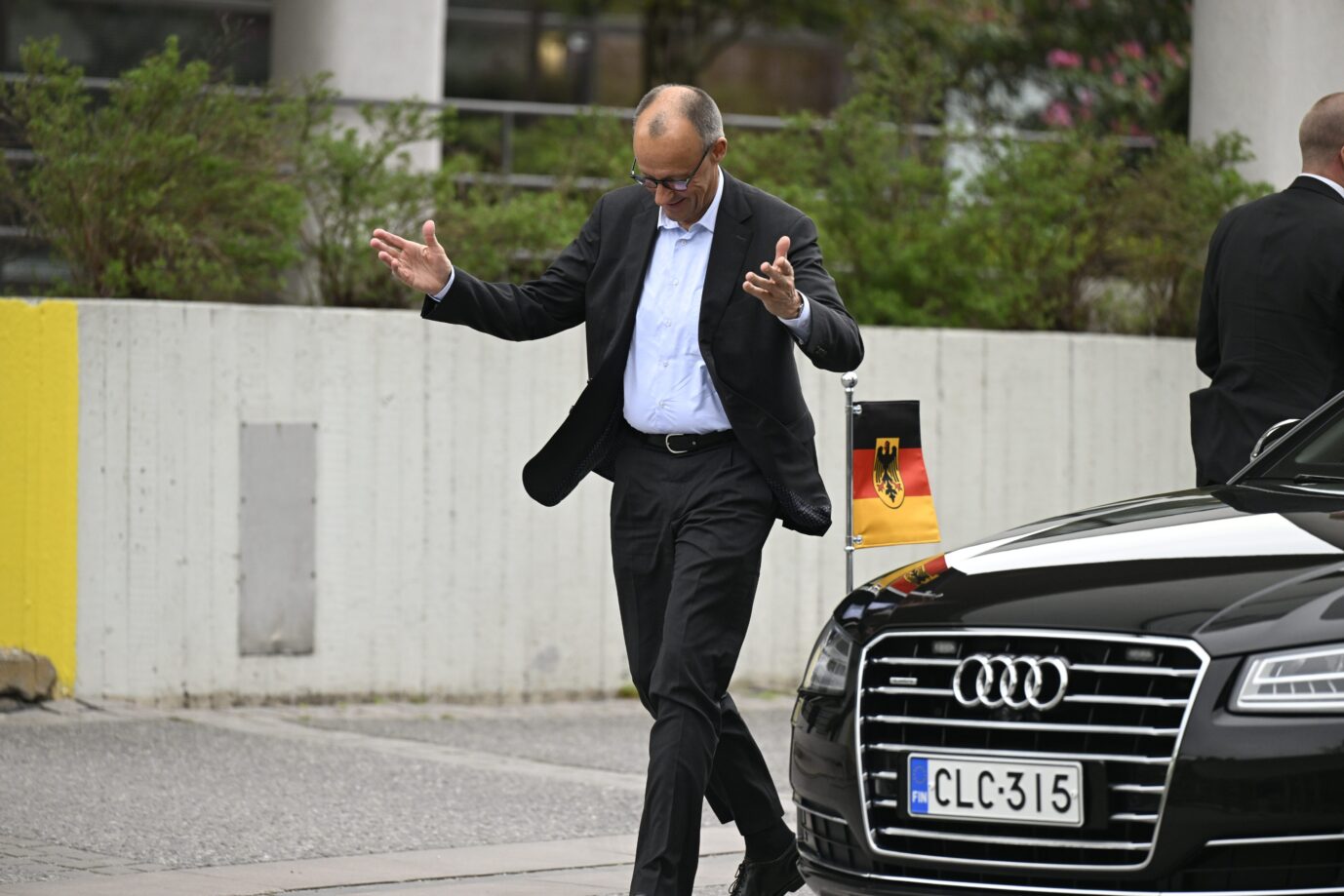 Bundeskanzler Friedrich Merz mit Dienstwagen – hier bei einem Besuch in Finnland.