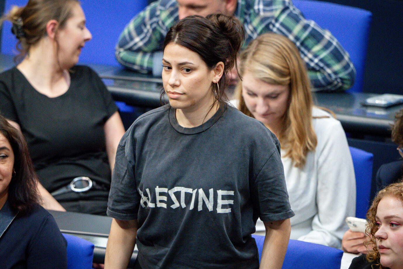 Cansin Köktürk (Linkspartei) im „Palestine“-T-Shirt: „Re-Präsentation (sic!) hat auch eine expressiv-symbolische Dimension.“ (Themenbild)