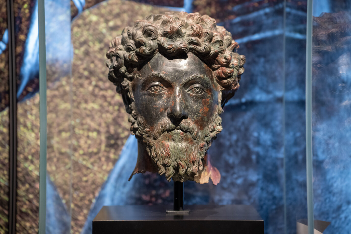 Vor einem blauen Hintergrund ist eine Büste des römischen Kaiser Marc Aurel in der Ausstellung des Rheinischen Landesmuseums in Trier zu sehen