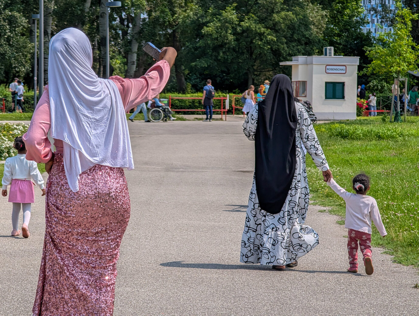 Verschleierte Frauen in Baden-Württemberg. Über den Familiennachzug kommen Hunderttausende.