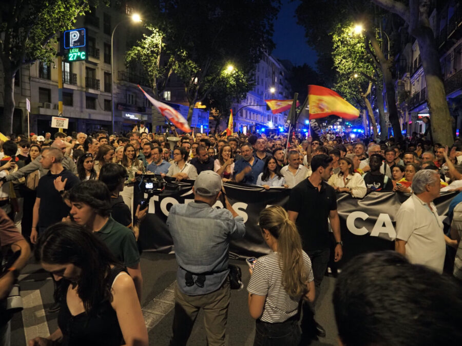 Das Bild zeigt einen Anti-Regierungs-Protest in Spanien.