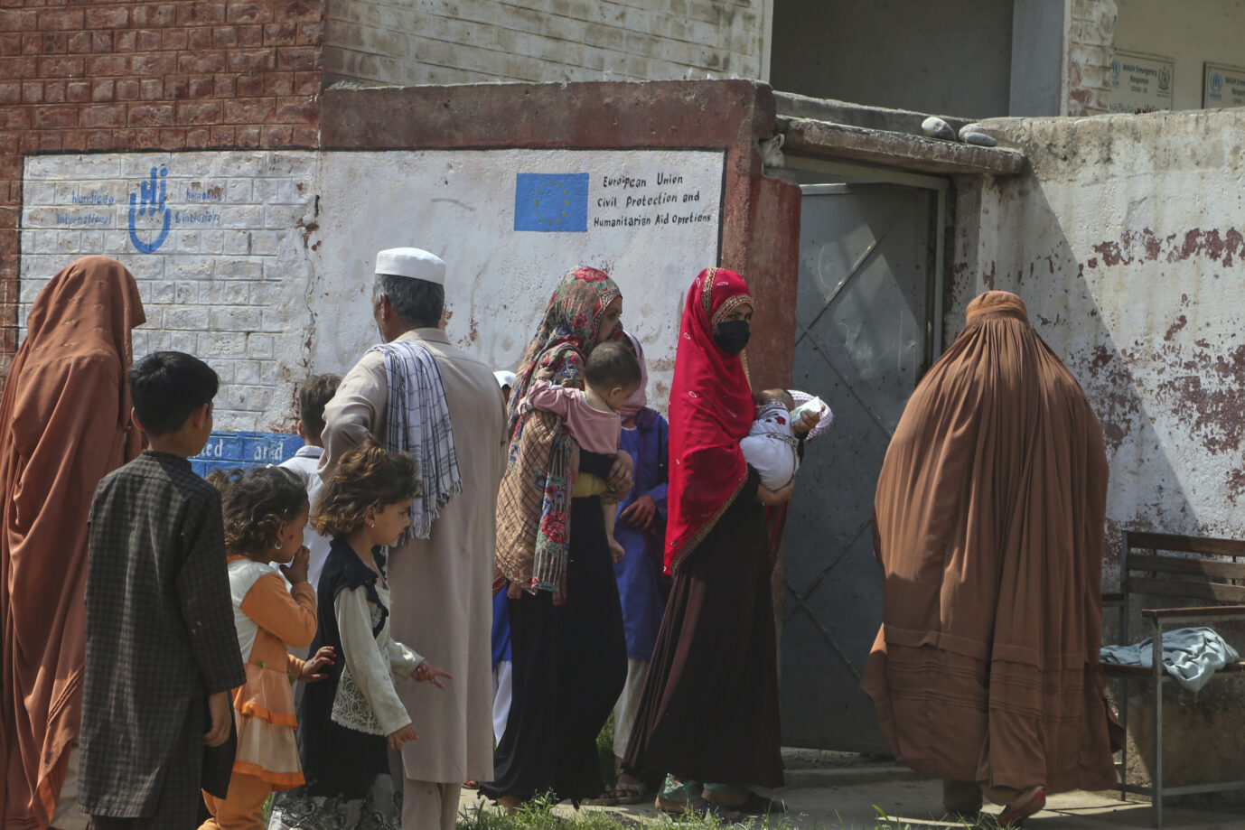 Verschleierte afghanische Frauen stehen vor einem Flüchtlingscamp in Pakistan – Symbolbild dafür, daß ein Gericht die Bundesregierung zwingt, einer afghanischen Familie ein Visa erteilen