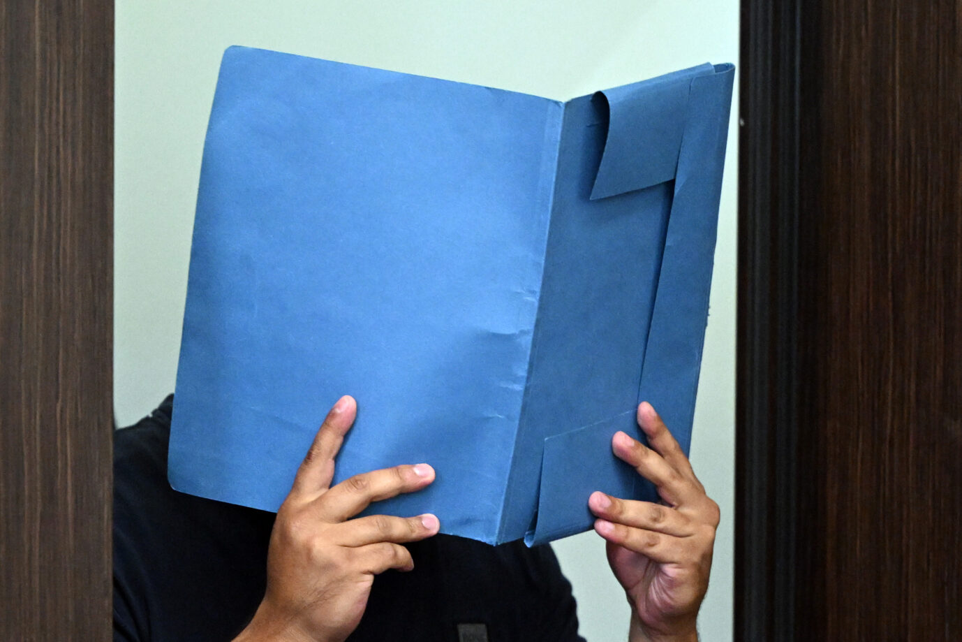 Der Angeklagte wird in den Gerichtssaal geführt. Der Angeklagte erreichte unter dem Namen «Abdelhamid» als Prediger bei Tiktok und Instagram Hunderttausende Follower. Er soll online Spenden für Notleidende eingeworben, mit einem Teil der Gelder aber seinen ausschweifenden Lebensstil finanziert haben. Der Schaden beträgt laut Staatsanwaltschaft fast 500.000 Euro. Ein salafistischer Prediger sammelte Hunderttausende für „Palästina“. Tatsächlich finanzierte er sich damit ein Luxusleben – und landete nun vor Gericht. Auch seine Partnerin war beteiligt.