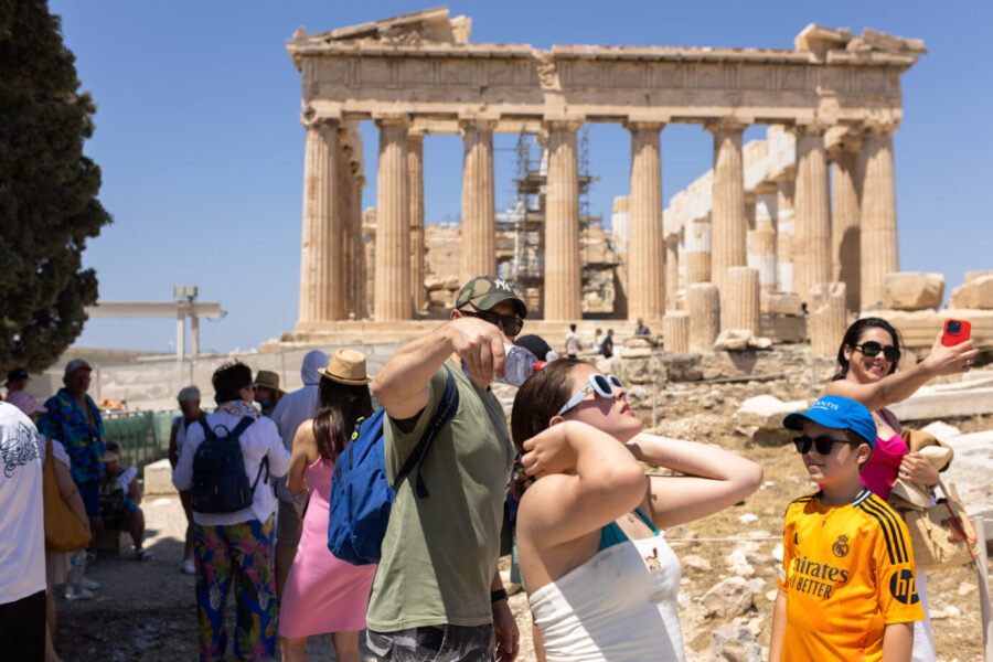 Die Touristen strömen nach Griechenland und kurbeln die Wirtschaft kräftig an.