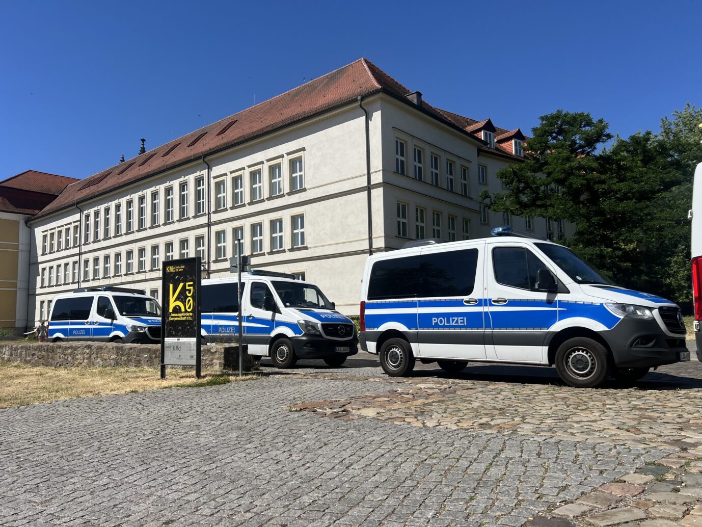 AfD. Mehrere Polizeiautos stehen vor dem Landtagsgebäude. Wegen des Verdachts der Untreue haben Ermittler die Geschäfts- und Fraktionsräume von CDU, SPD und AfD im Landtag von Sachsen-Anhalt durchsucht. Foto: picture alliance/dpa | Christopher Kissmann