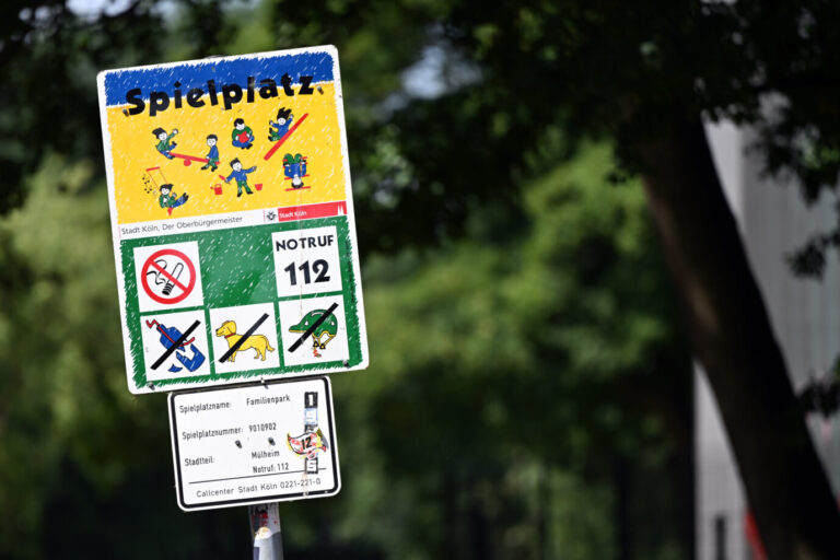 Ein Schild weist auf einen Spielplatz hin. Ein Plan der städtischen Verwaltung, das Wort «Spielplatz» auf Schildern in «Spiel- und Aktionsfläche» umzubenennen, hat heftige Diskussionen in Köln ausgelöst.