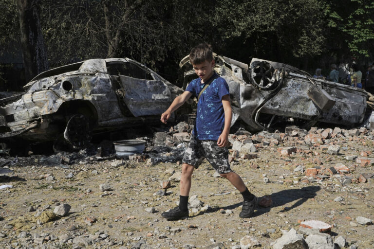 Ukraine. Es sind die schlimmsten Stunden seit Kriegsbeginn, die die Bewohner Kiews erleben mußten. Foto: picture alliance / ASSOCIATED PRESS | Efrem Lukatsky