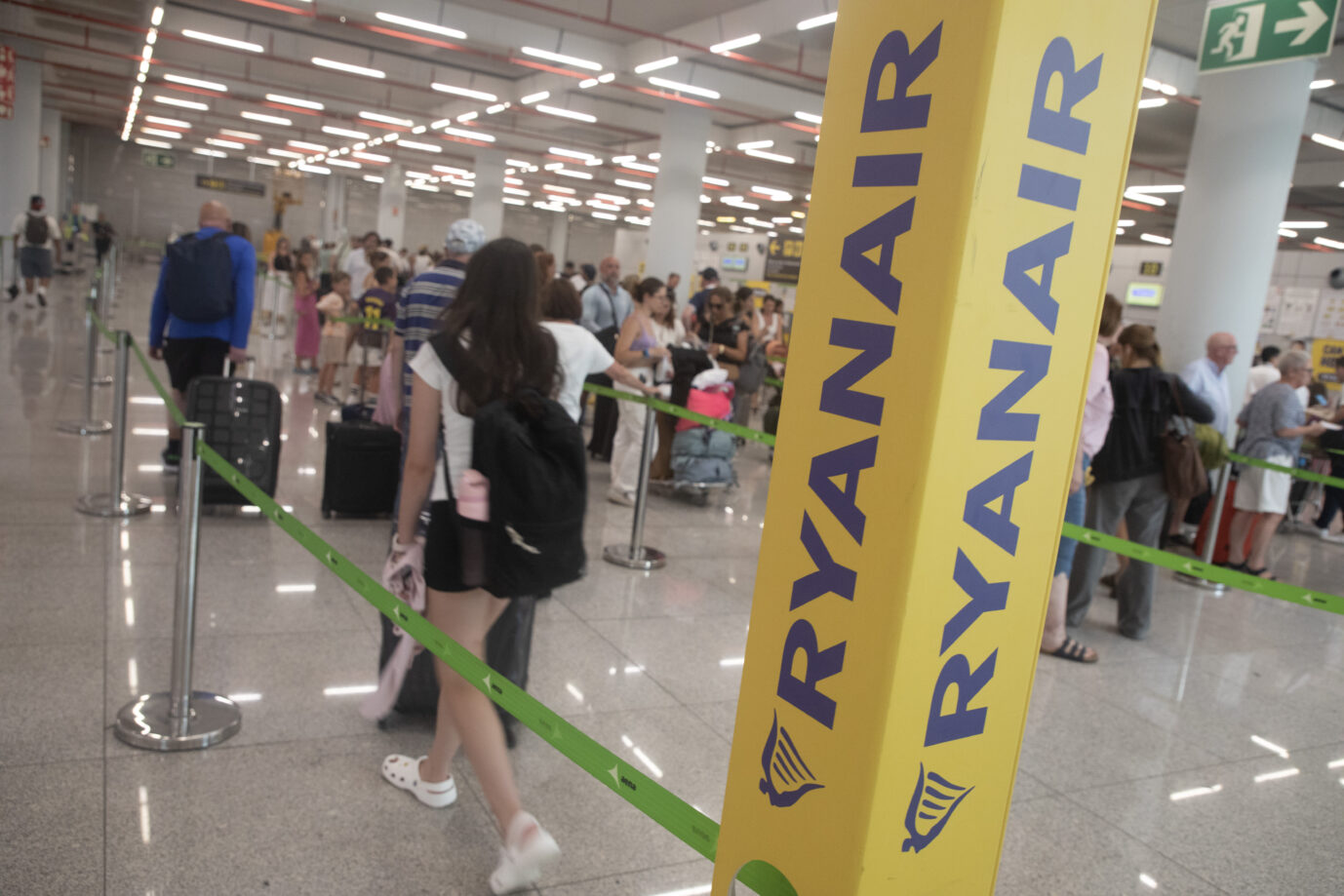 Auch Ryanair hebt die Preise für Flugtickets an (Symbolbild).