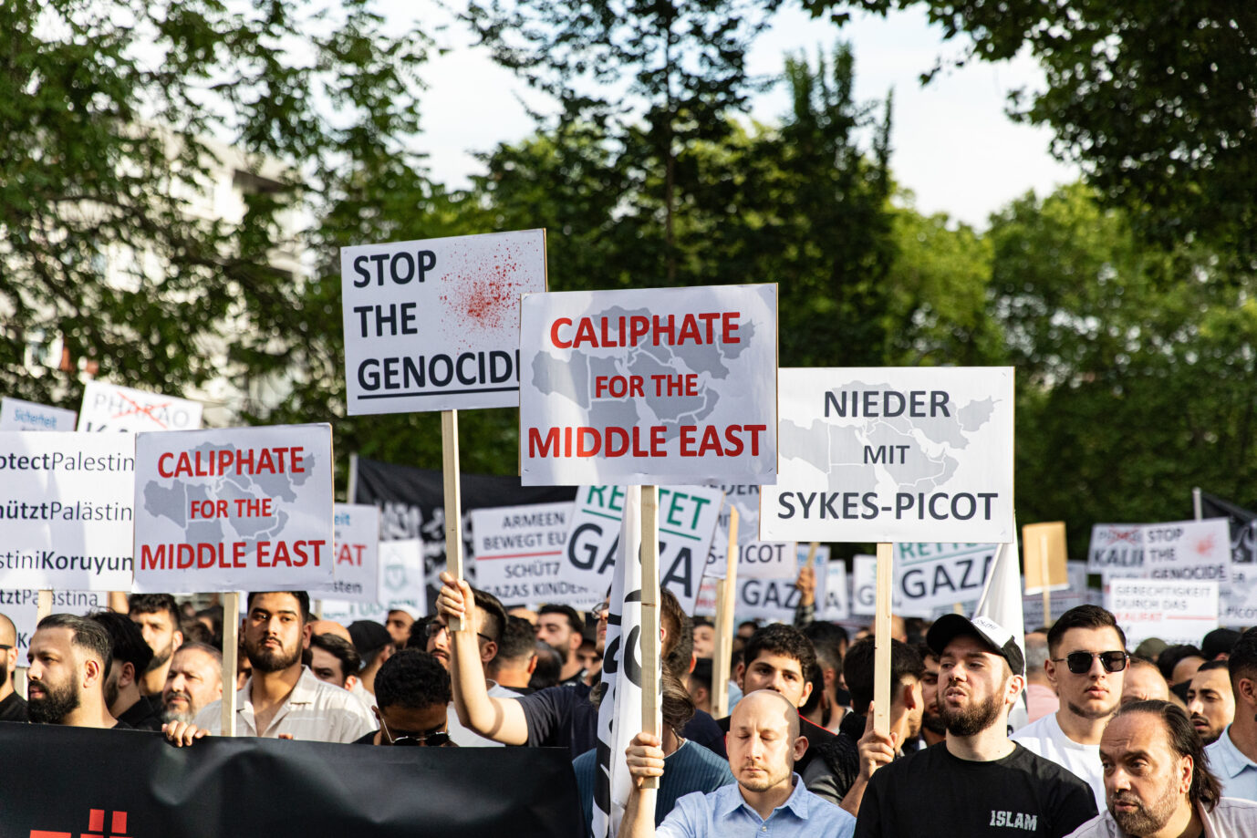 Kalifat-Slogans auf einem Protest vor der ägyptischen Botschaft in Berlin: Rund 1.500 Teilnehmer skandierten islamistische und antisemitische Slogans mit. (Themenbild)