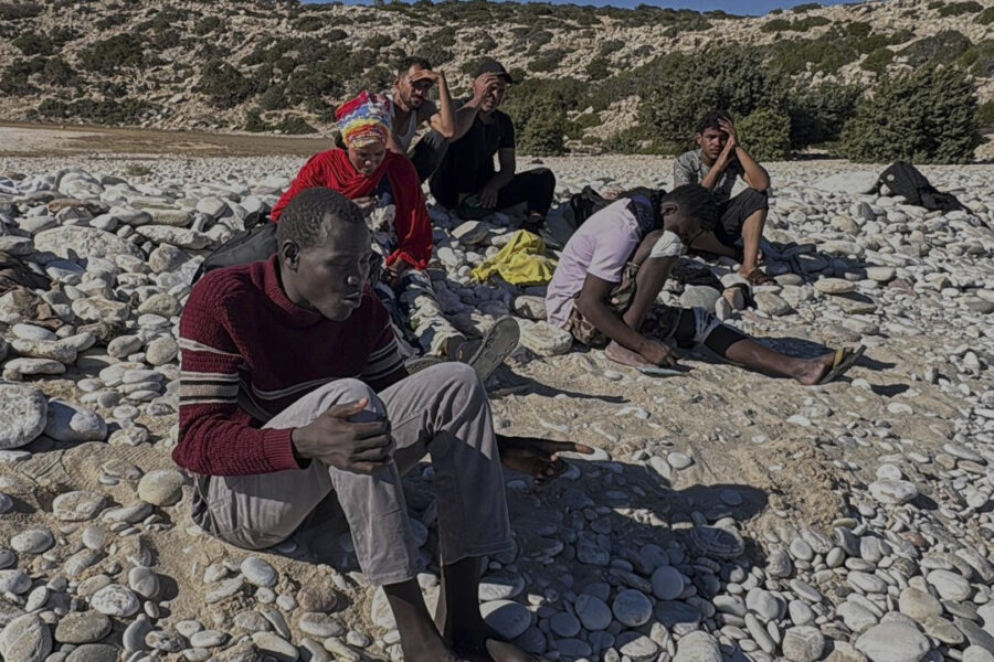 Eine große Mehrheit der Migranten kommt aus Afrika. Die Bürgermeisterin der griechischen Insel Gavdos ist verzweifelt. Foto: picture alliance / ASSOCIATED PRESS | Elena Becatoros
