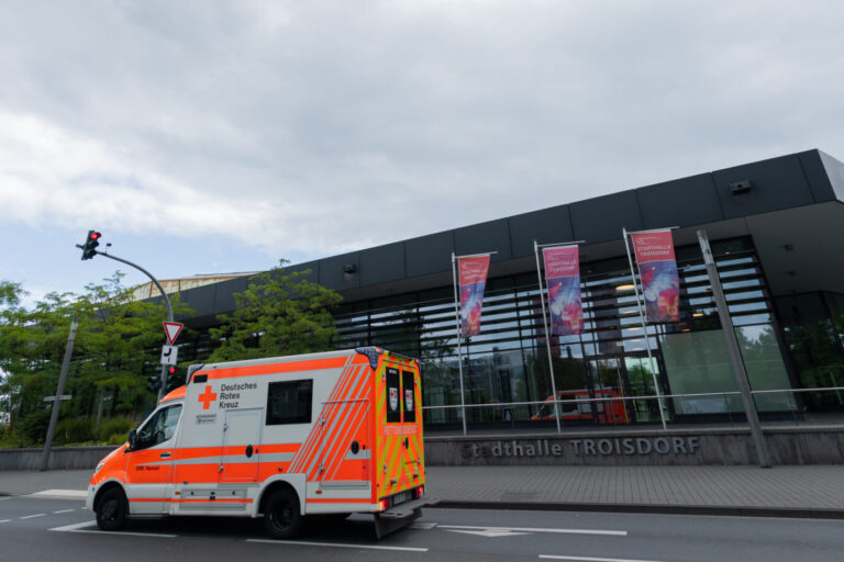 Ein Krankenwagen vor der Stadthalle Troisdorf: Am Freitag haben hier mehrere Jugendliche einen Sicherheitsmann und einen Sanitäter angegriffen. Themenbild