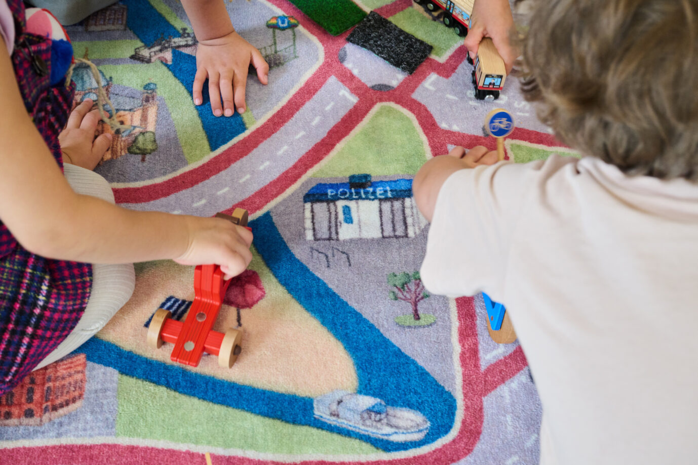 Spielende Kita-Kinder: In Bochum müssen Heranwachsende vor Asylmigranten und Obdachlosen in Furcht leben. Foto: picture alliance/dpa | Annette Riedl