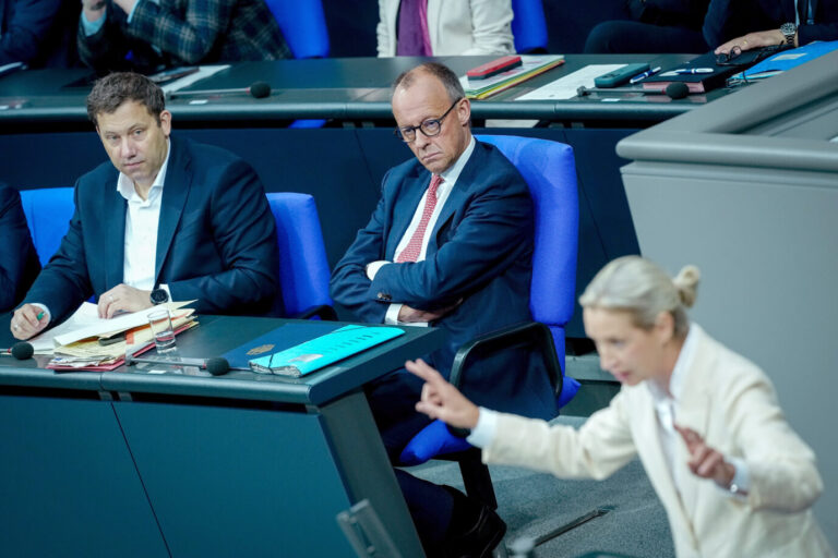 Alice Weidel, Fraktionsvorsitzende der AfD, spricht in der Generaldebatte zum Haushalt im Plenum des Bundestags vor Lars Klingbeil (l, SPD), Bundesminister der Finanzen, Vizekanzler und SPD-Bundesvorsitzender, und Bundeskanzler Friedrich Merz (CDU). Die Generaldebatte ist der Höhepunkt der Haushaltswoche im Bundestag.