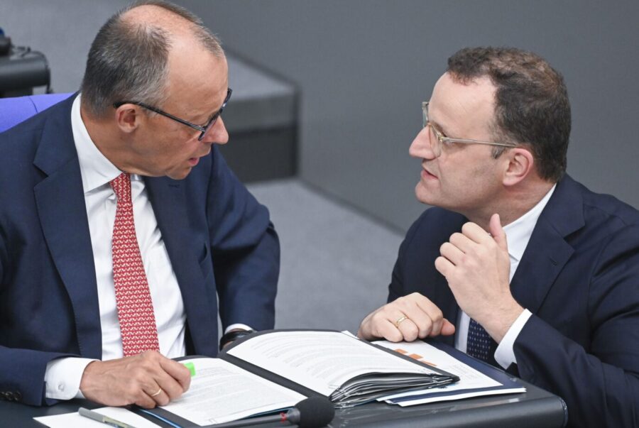 Notbremse als letzter Ausweg: Kanzler Friedrich Merz (rechts) und Unions-Fraktionschef Jens Spahn im Bundestag.
