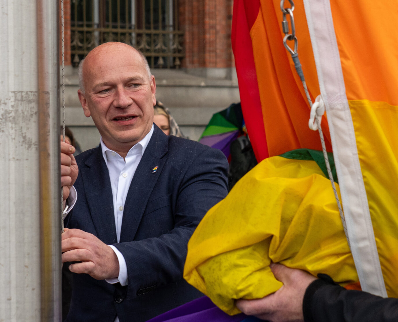 Berlins Regierender Bürgermeister Kai Wegner (CDU) beim Hissen der Regenbogenfahne am 9. Juli vor dem Roten Rathaus.