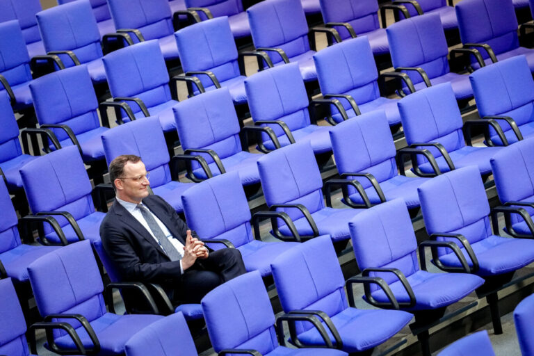 Jens Spahn sitzt allein zwischen leeren Sitzen im Bundestag. Die Aufnahme symbolisiert politische Isolation und verweigerte parlamentarische Aufklärung. Die Regierung lehnt einen Untersuchungsausschuß zur Maskenaffäre während der Corona-Pandemie ab. Abgeschirmt im Parlament: Jens Spahn braucht keine Aufklärung zu fürchten. Foto: picture alliance/dpa | Kay Nietfeld