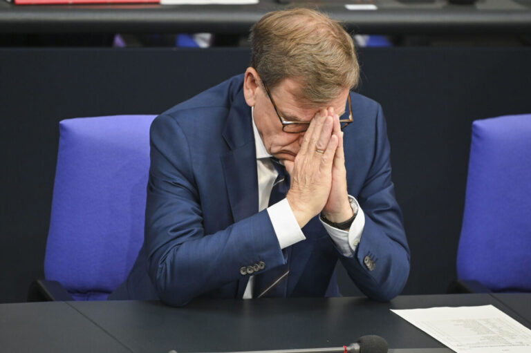 Außenminister Wadephul ist entsetzt, daß Pakistan die Afghanen, die er einfliegen wollte, in deren Heimatländer abschiebt.