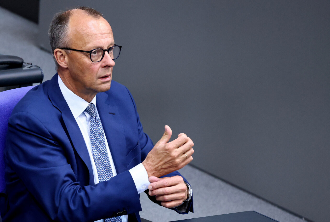Bundeskanzler Friedrich Merz sitzt im Plenarsaal, während der Bundestag am 11. Juli 2025 in Berlin über drei Richterernennungen für das Bundesverfassungsgericht abstimmen soll, für die eine Zweidrittelmehrheit erforderlich ist. Wird die Union daraus lernen?
