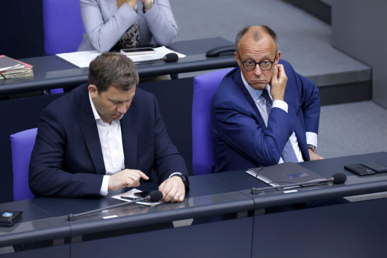 Bundesregierung bei der Arbeit: Bundesfinanzminister Lars Klingbeil (SPD) (l.) tippt eifrig und Bundeskanzler Friedrich Merz (CDU) denkt nach; über den Haushalt?