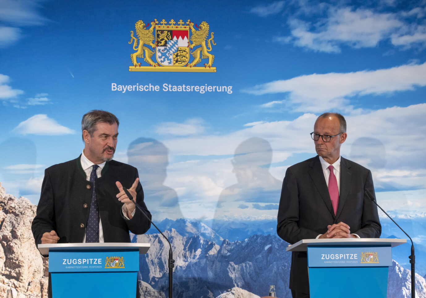 Bayerns Ministerpräsident Markus Söder (CSU, l.) und Bundeskanzler Friedrich Merz (CDU): Für den Bundesregierungschef ist Bayern ein Vorbild bei Bezahlkarten.