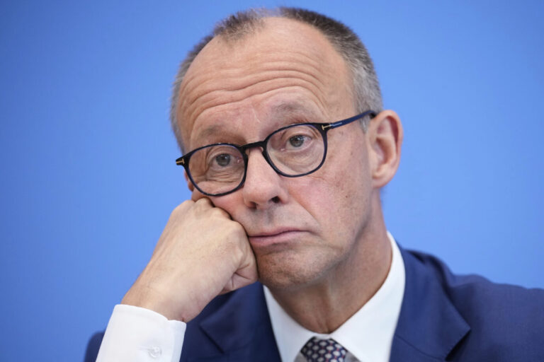 Bundeskanzler Friedrich Merz (CDU) blickt auf eine zerstrittene Regierungskoalition.