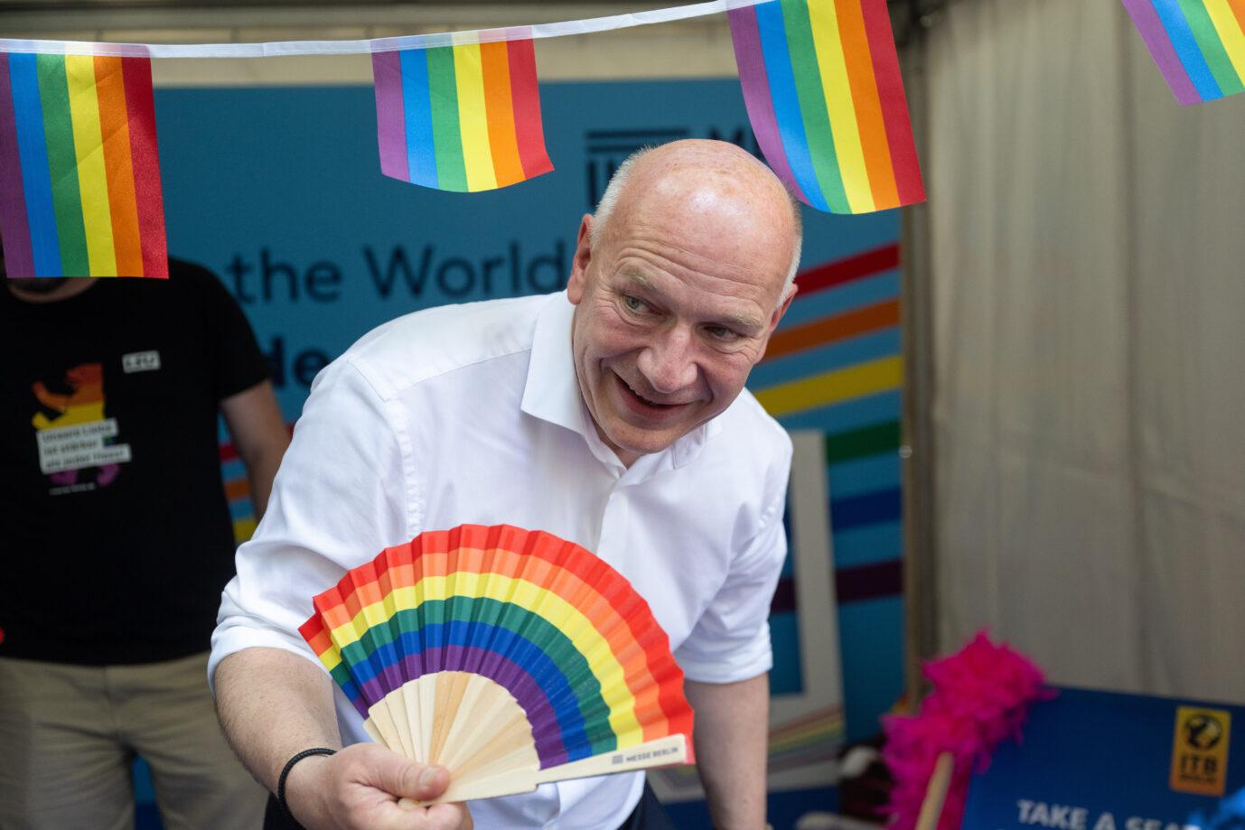 Kai Wegner (CDU), Regierender Bürgermeister von Berlin, besucht das queere Fest in der Hauptstadt.