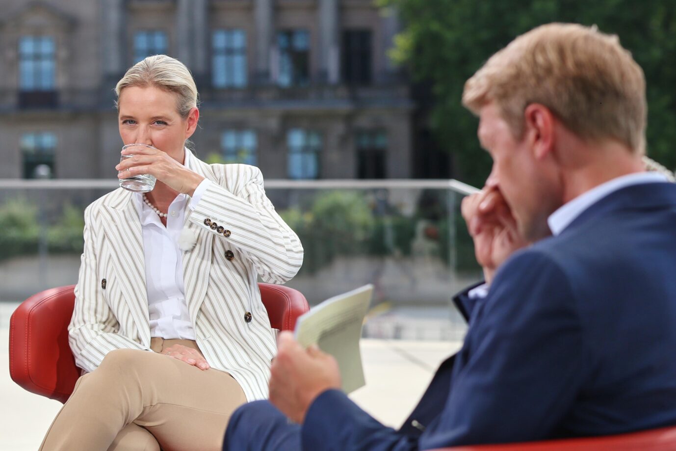 Alice Weidel kurz vor dem ARD-Sommerinterview mit Moderator Markus Preiß.