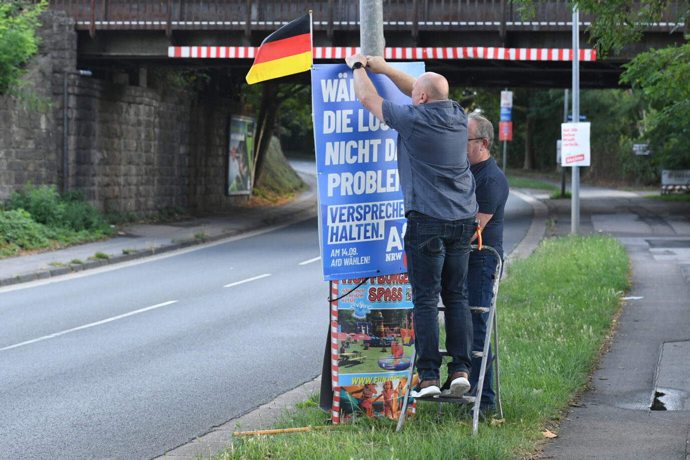 AfD-Wahlhelfer plakatieren für die NRW-Kommunalwahl in Oberhausen. Der Verfassungsschutz will mehrere Kandidaten verhindern.