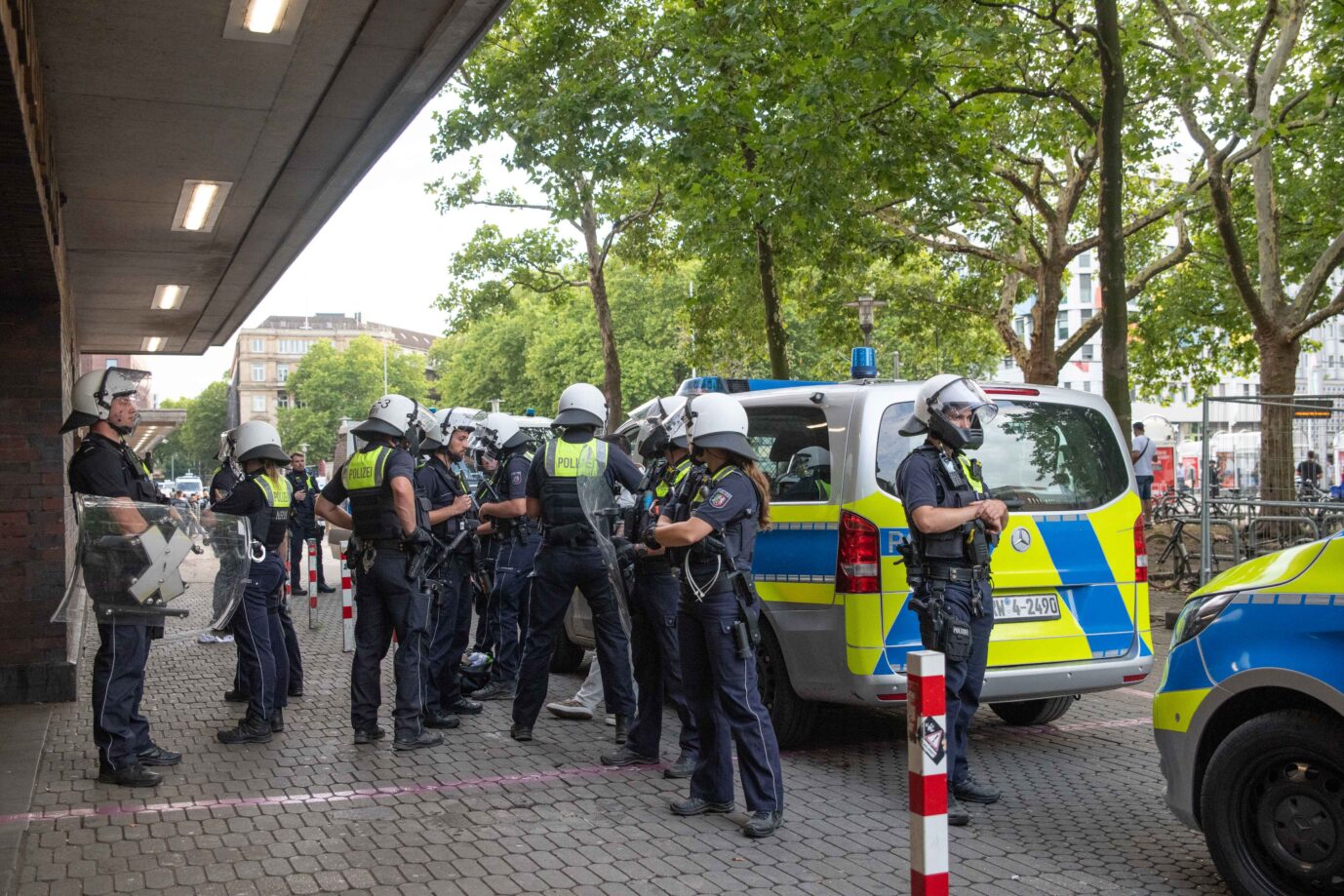 Bürgerkriegsszenario: Polizisten müssen in Düsseldorf Syrer und Kurden trennen. Während sich in Syrien ein neuer Völkermord anbahnt, lassen Anhänger der Konfliktparteien in Düsseldorf die Fäuste und Steine fliegen. Sie importieren ihren Bürgerkrieg nach Deutschland.