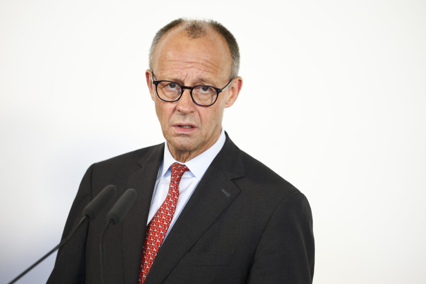 Bundeskanzler Friedrich Merz (CDU) spricht in der Medizinischen Hochschule Hannover (MHH). Dort erhielt er zuvor gemeinsam mit Niedersachsens Ministerpräsident Lies einen Einblick in das Exzellenzcluster «Resist». Er verlangt, daß Muslime sich an geltende Gepflogenheiten halten.