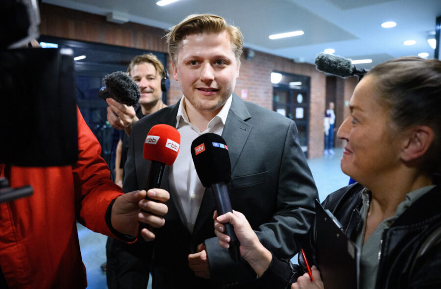 Freundliche Reporter: El Hotzo gibt Interviews im Gericht.