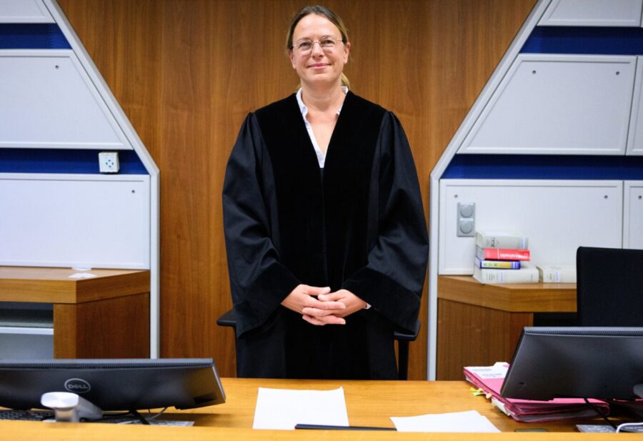 Milder Blick für El Hotzo: Richterin Andrea Wilms bei Beginn der Verhandlung.