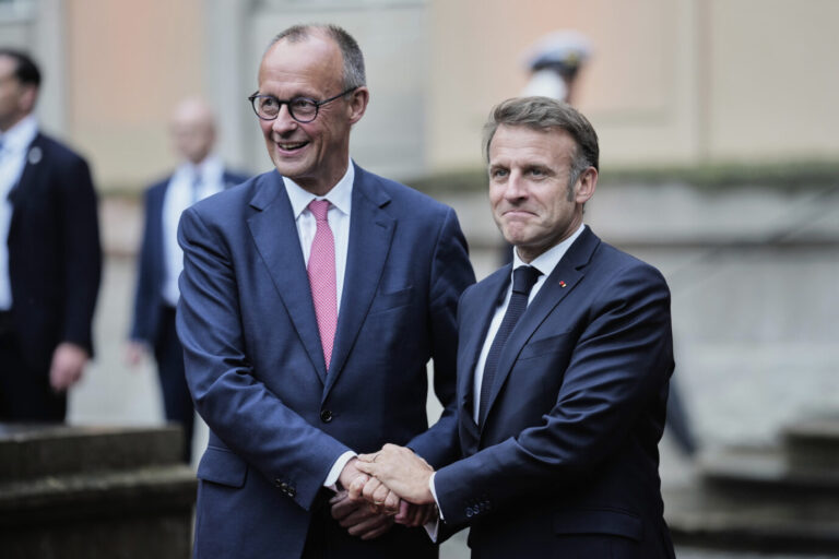 Bundeskanzler Friedrich Merz (CDU) (l.) und Frankreichs Präsident Emmanuel Macron bemühen sich, Differenzen beim Kampfjet-Projekt zu überspielen.