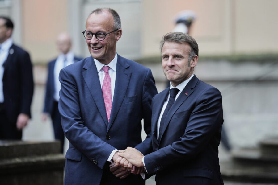 Bundeskanzler Friedrich Merz (CDU) (l.) und Frankreichs Präsident Emmanuel Macron bemühen sich, Differenzen beim Kampfjet-Projekt zu überspielen.