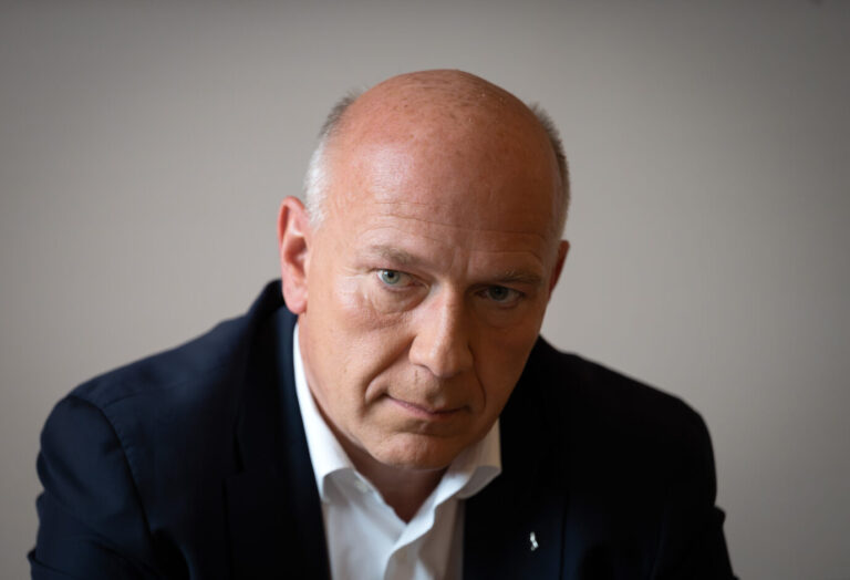 Sieht sich mit Vorwürfen aus dem Hamburger Rathaus konfrontiert: Berlins Bürgermeister Kai Wegner. Foto: picture alliance/dpa | Soeren Stache