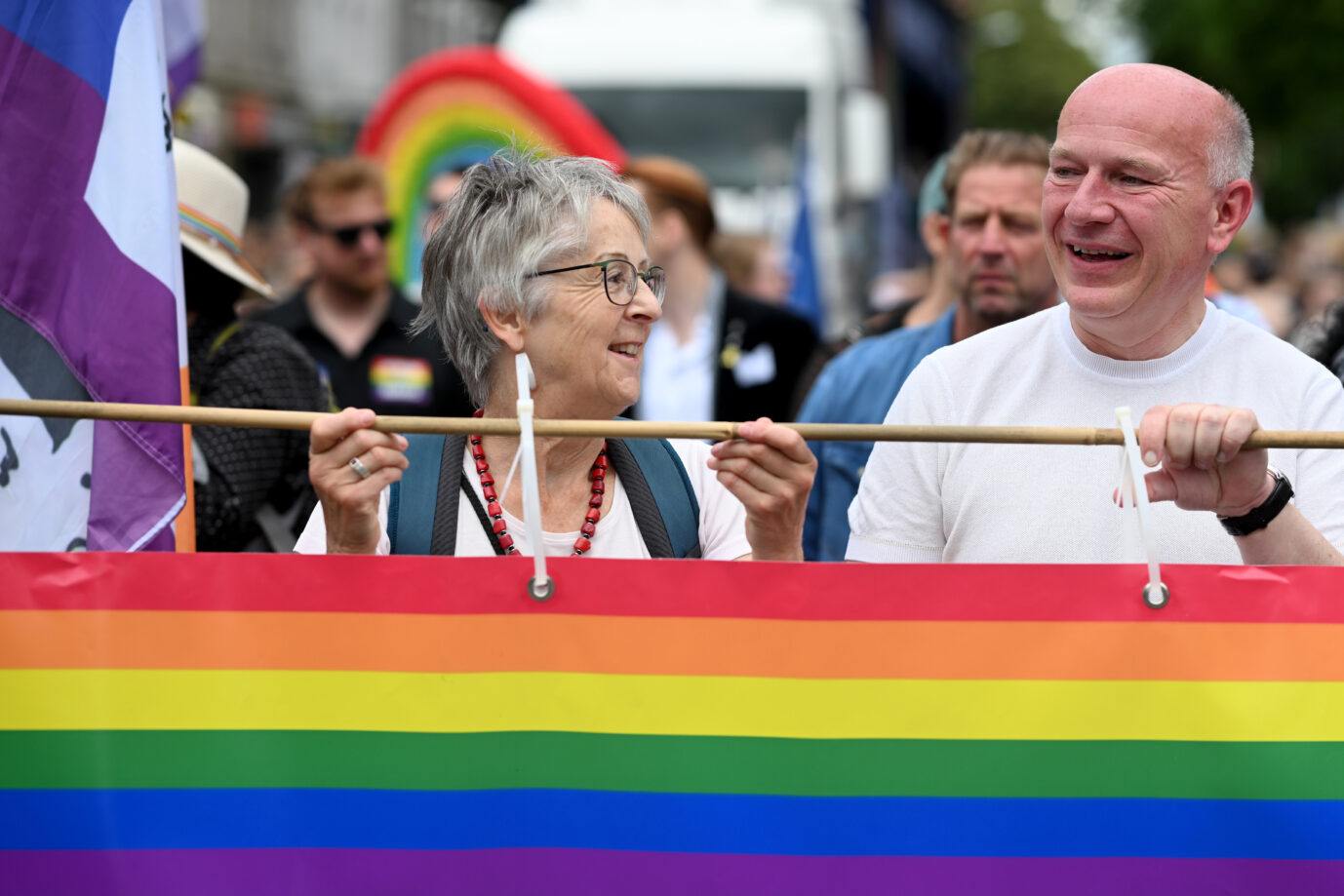 Gute Laune trotz Gewalt: Berlins Regierender Bürgermeister Kai Wegner (CDU) beim CSD am Sonnabend.