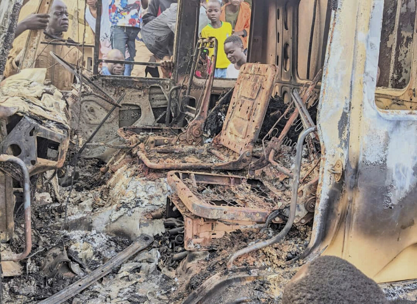 Das Bild zeigt ein ausgebranntes Fahrzeug, nachdem Islamisten Christen im Kongo massakriert haben.