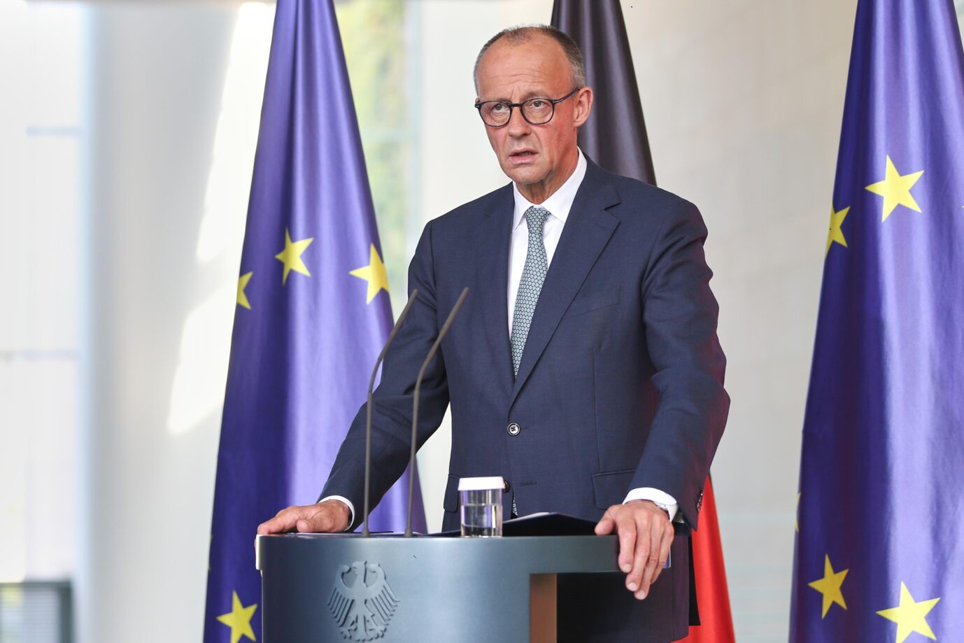 Bundeskanzler Friedrich Merz (CDU) vor Pressevertretern: „Die Bundesregierung führt mit Jordanien umgehend eine Luftbrücke humanitärer Hilfsgüter über Gaza durch.“ Foto: picture alliance / dts-Agentur | –