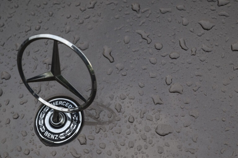 Mercedes-Benz im Regen: Gewinneinbruch um mehr als die Hälfte.