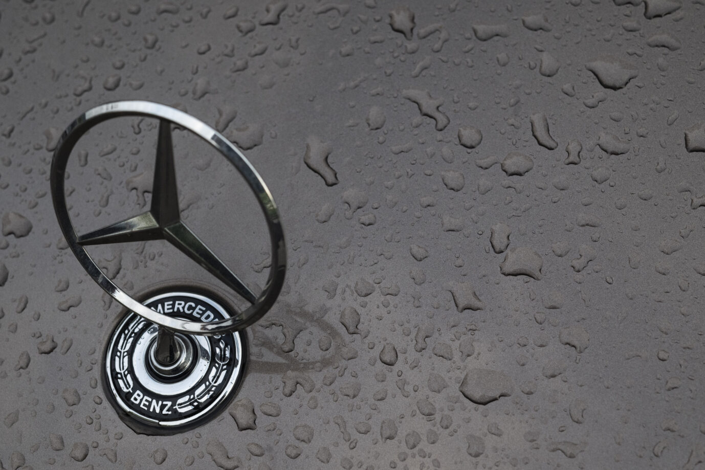 Mercedes-Benz im Regen: Gewinneinbruch um mehr als die Hälfte.
