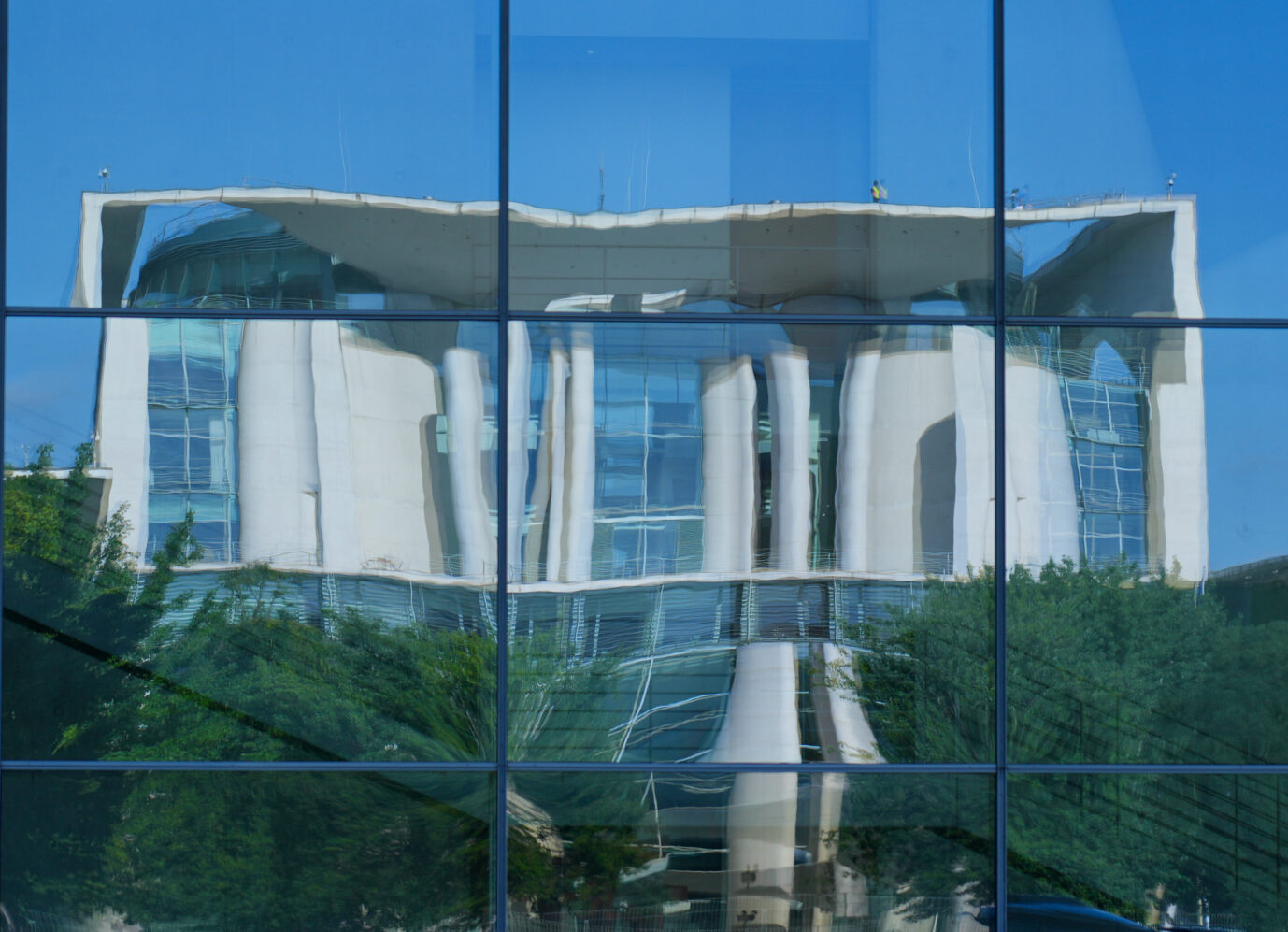 Das Bundeskanzleramt spiegelt sich in der gläsernen Fassade des Paul-Löbe-Hauses. Heute berät das Bundeskabinett über den Haushalt 2026.