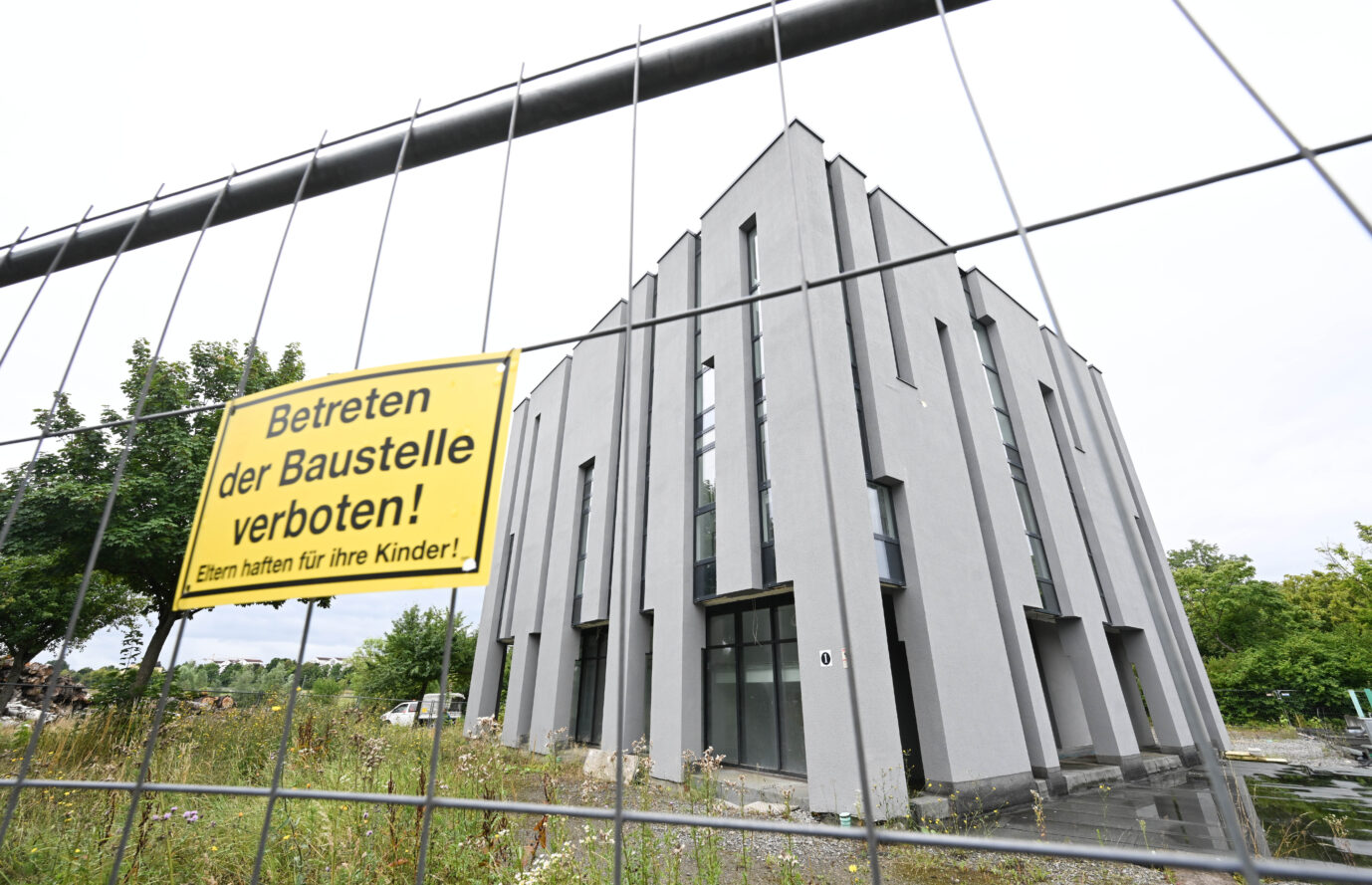 Der Neubau einer Moschee auf den Fildern. Im Streit um den Bau der Moschee hat der Gemeinderat der Stadt entschieden, dass der muslimische Verein das fast fertig gebaute Gebäude wieder abreißen muss.