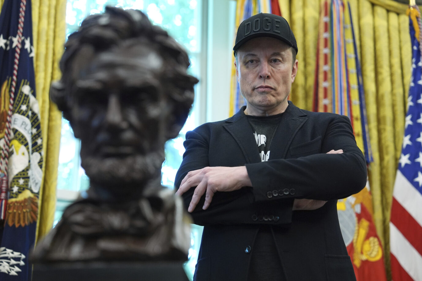 US-Milliardär Elon Musk schaut im Weißen Haus auf eine Skulptur, die den Kopf von Abraham Lincoln darstellt: Seit 1852 gelang der Kampf um die Präsidentschaft keinem außerhalb der Republikaner oder Demokraten.